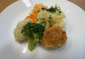 ziemniaki, kotlet rybny, surówka z kapusty kiszonej, bukiet warzyw