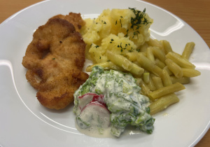 ziemniaki, kotlet drobiowy, fasolka szparagowa, sałata ze śmietaną, rzodkiewką i jogurtem