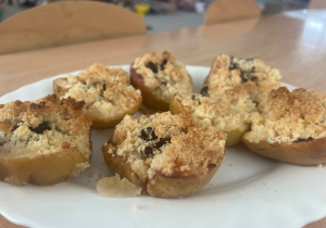 jabłko pieczone z żurawiną i kruszonką